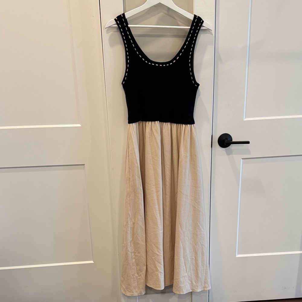 Chic Sleeveless Black and Cream Midi Dress